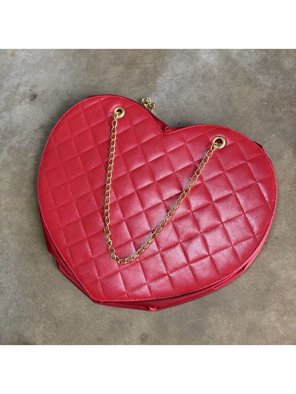 VTG Fredericks of Hollywood Red Quilted Heart-Shaped Handbag W Gold Chain Strap